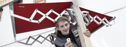 Pascal Niewiadomski 2012, Sieger im regionalen Leistungswettbewerb des deutschen Handwerk unter seiner Konstruktion einer Dual-Scherenarmmarkise. Pascal Niewiadomski 2012, Sieger im regionalen Leistungswettbewerb des deutschen Handwerk unter seiner Konstruktion einer Dual-Scherenarmmarkise.