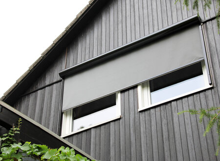 Alukon Senkrechtmarkise als großflächiger Sonnen- und Sichtschutz an Wohnhäusern