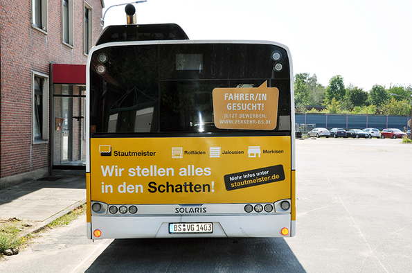Stautmeister Busse Die Busse der Braunschweiger Verkehrs AG in Vollbeklebung mit dem aktuellen Stautmeister-Design.