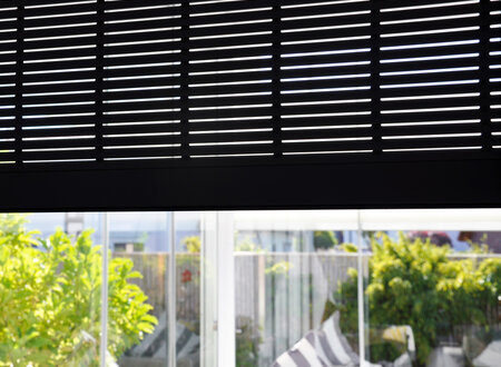 Detailansichten von S_onro Rollläden vor der Glasfront zur Terrasse eines Wohnhauses.